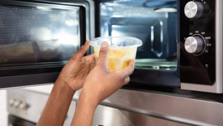 Come usare i contenitori di plastica nel microonde