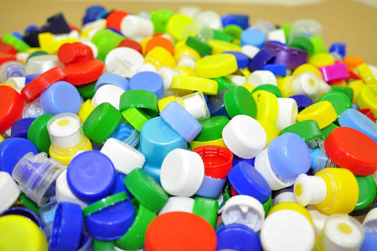 riciclare i tappi di plastica