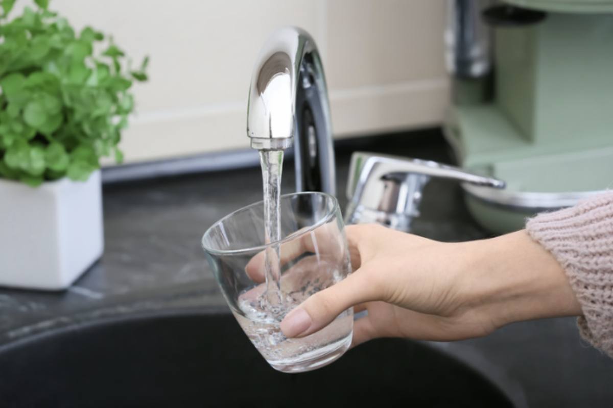 Uno studio pubblicato su Nature Communications ha rivelato che il 52% degli intervistati in 141 paesi teme per la propria salute a causa dell'acqua del rubinetto.