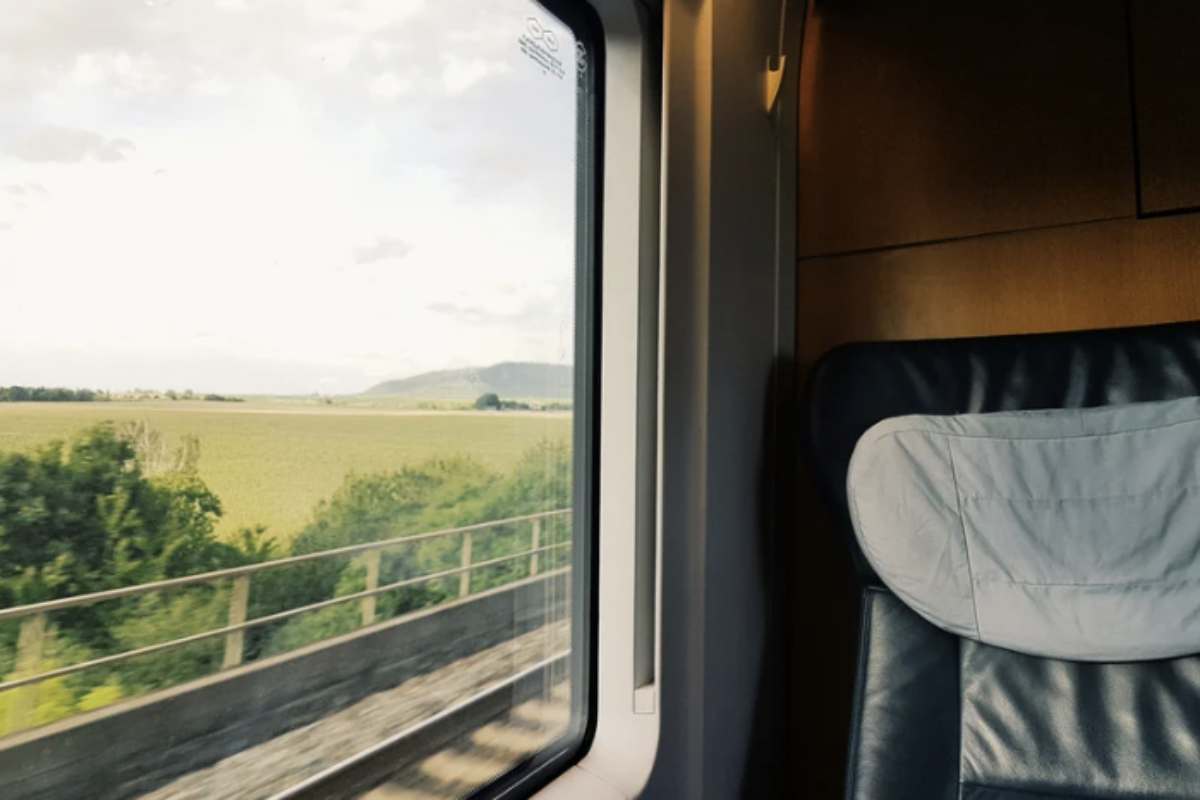Una volta ricevuta la Carta Dedicata a te, i beneficiari possono recarsi presso le biglietterie delle stazioni ferroviarie o metropolitane,