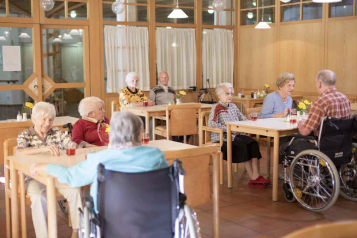 Da una parte, gli anziani, che dovrebbero ricevere assistenza e supporto dai propri familiari,