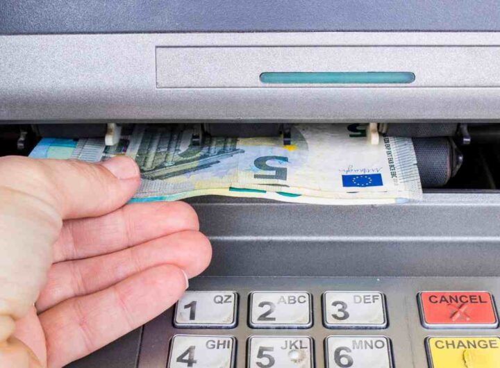 versare o prelevare soldi in banca
