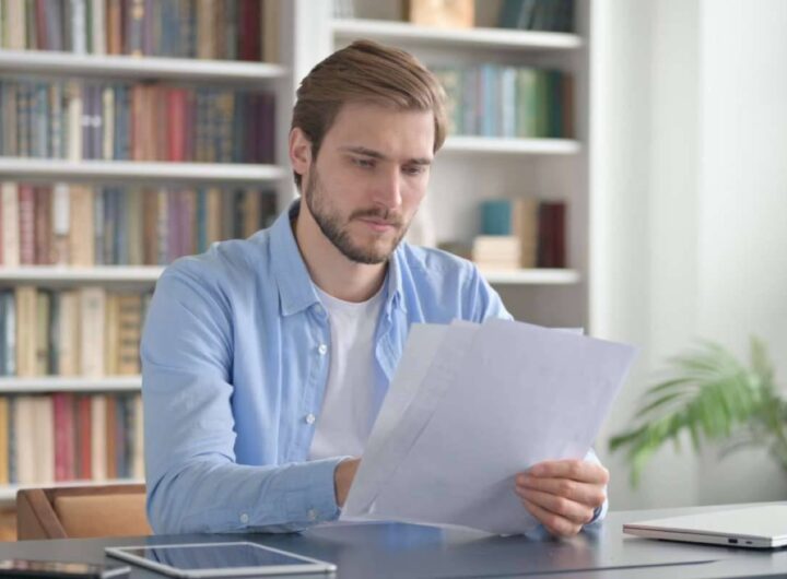 Uomo legge documento