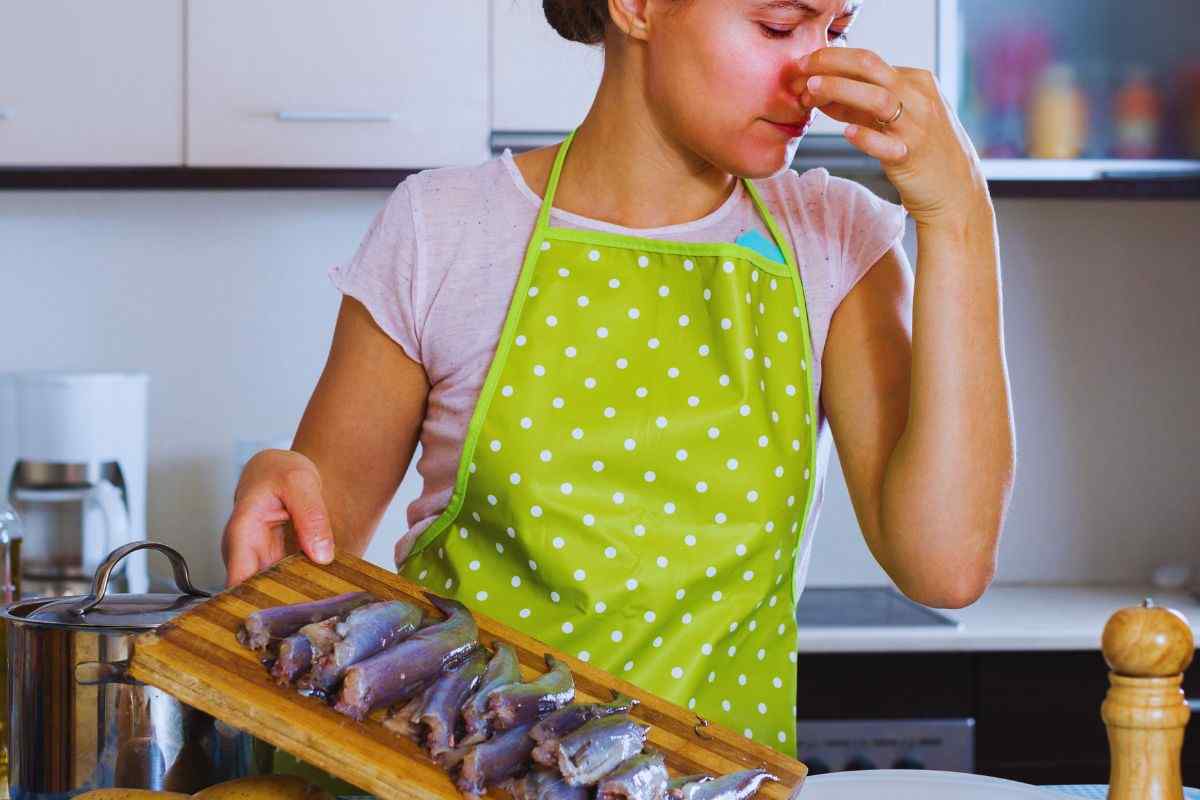 come contrastare la puzza del pesce