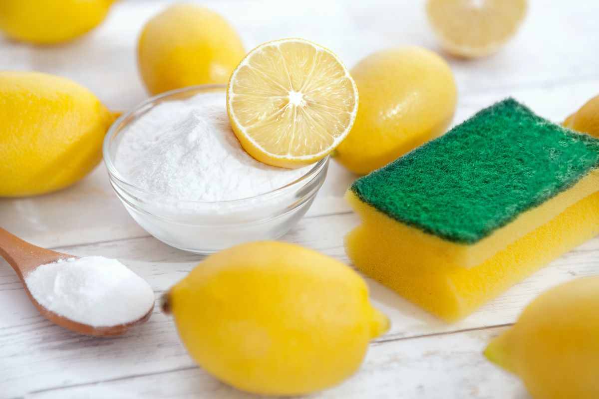 sgrassare pavimento con rimedi naturali